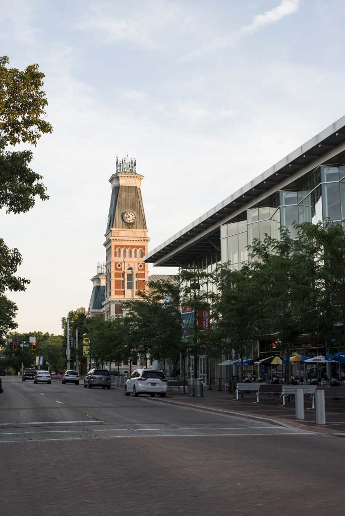 Vista del centro de Columbus, Indiana, con campanario en el horizonte