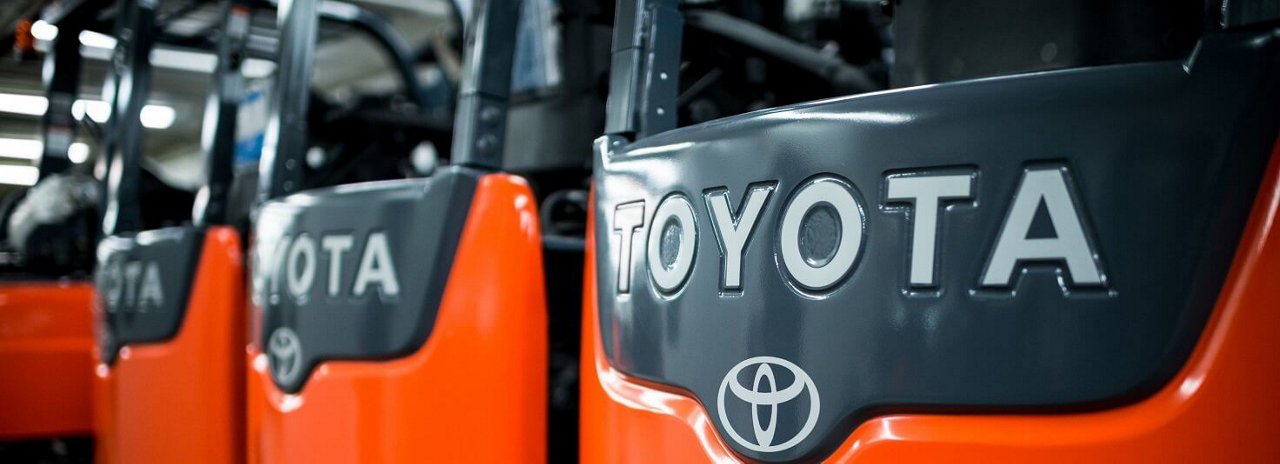 Primer plano de la marca Toyota en una carretilla elevadora 