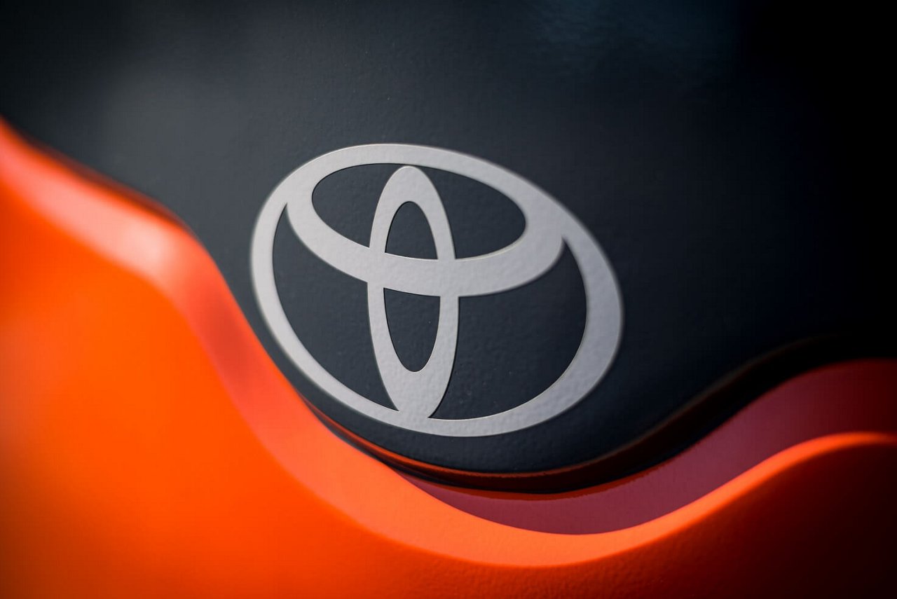 Gros plan du logo Toyota sur un chariot élévateur