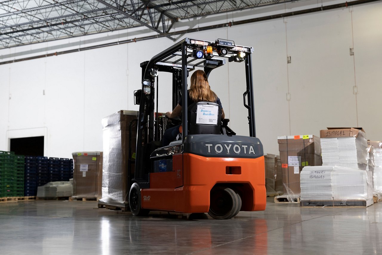 SEnS+ Smart Environment Sensor Plus®  pedestrian detection technology used on a 3-Wheel Electric Forklift in warehouse environment