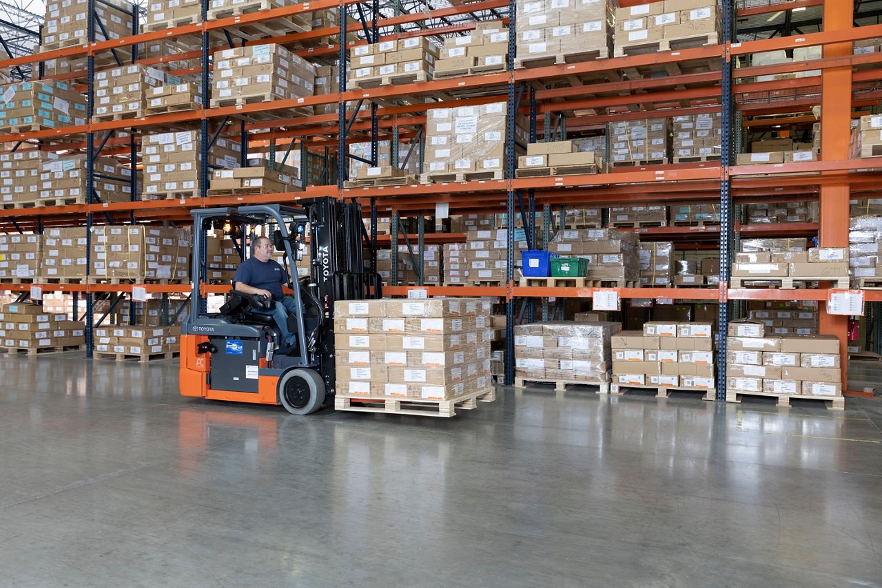 3-wheel electric forklift to lift a pallet 