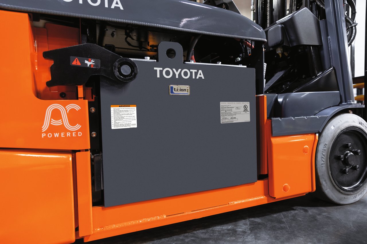 image d’une grande batterie de chariot élévateur grise avec la marque Toyota sur le côté en texte blanc