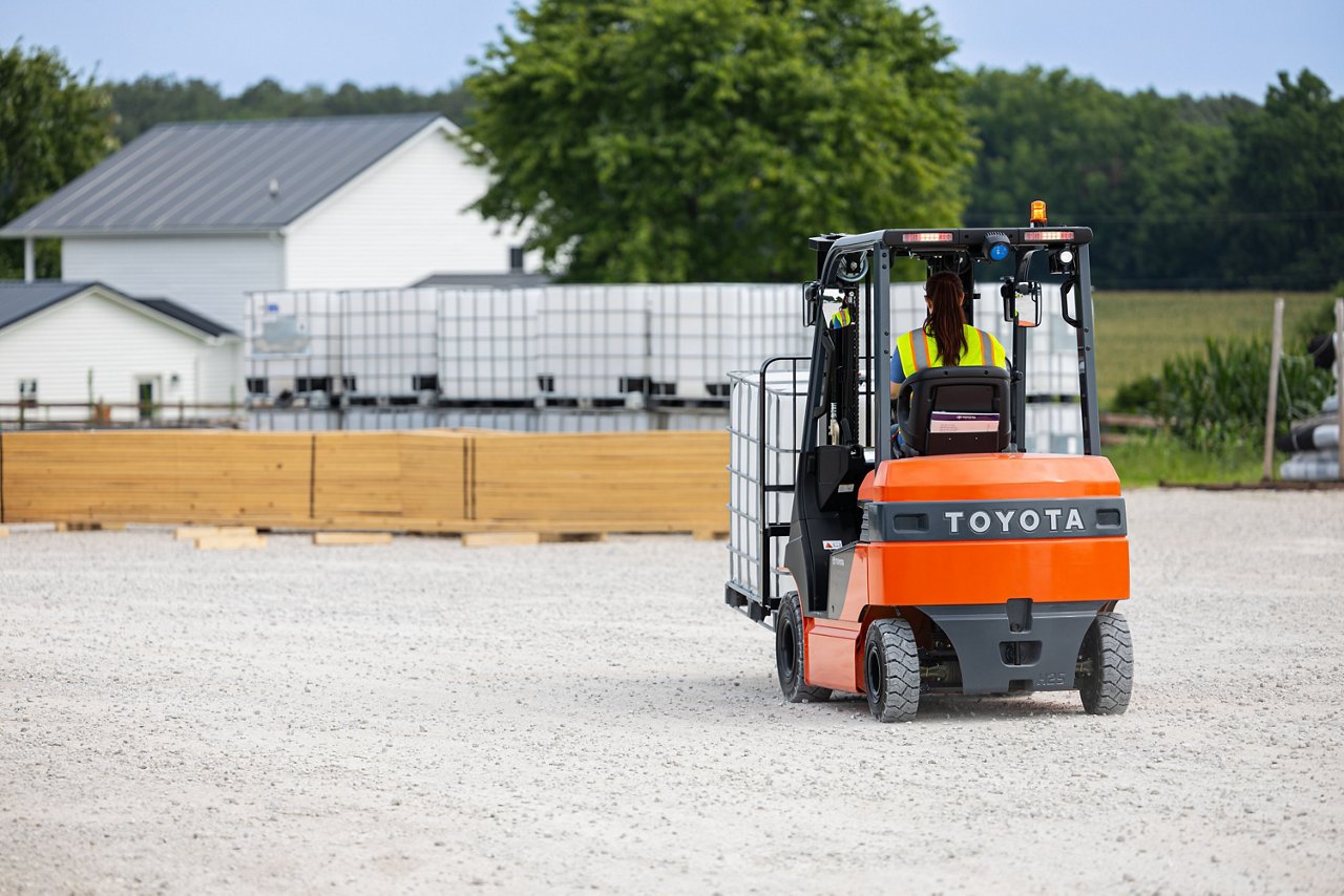 48-80V Electric Pneumatic Forklift used in outdoor retail environment