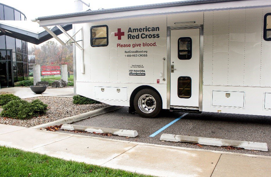 Lanzamiento de Bloodmobile con la Cruz Roja Americana