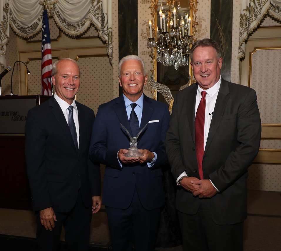 Le récipiendaire du prix de l’ITA, Jeff Rufener, en compagnie de Brett Wood et Bill Finerty