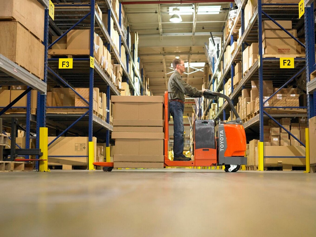 Center-Controlled Rider Pallet Jack Standard Steering Application