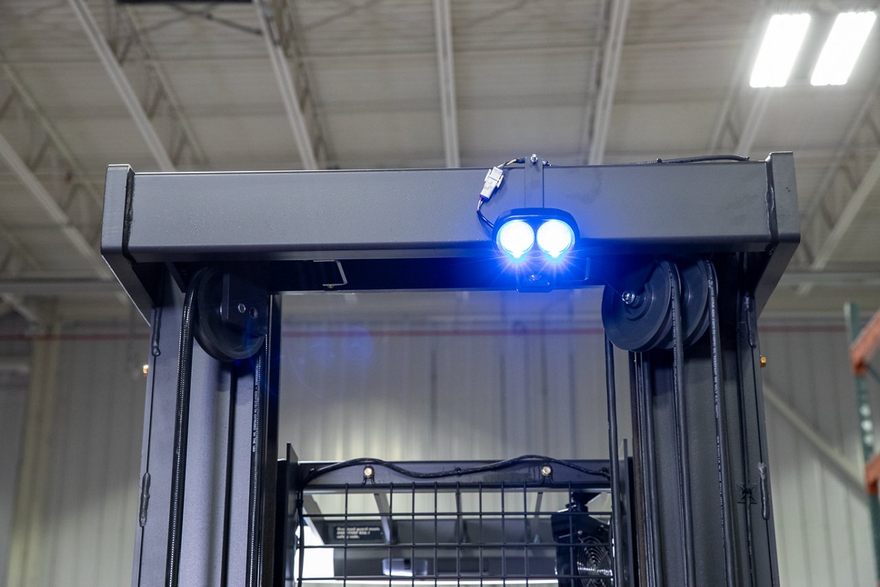 Lumière bleue fixée sur le dessus de l’auvent de protection d’un chariot élévateur