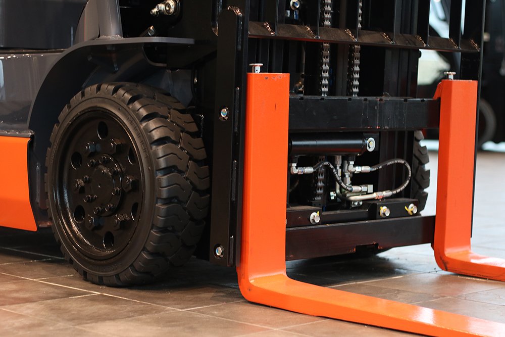 How to select a forklift tire – 3 things to consider