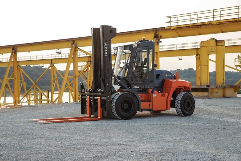 High Capacity Core IC Pneumatic está estacionado en un lote al aire libre con andamios amarillos en el fondo