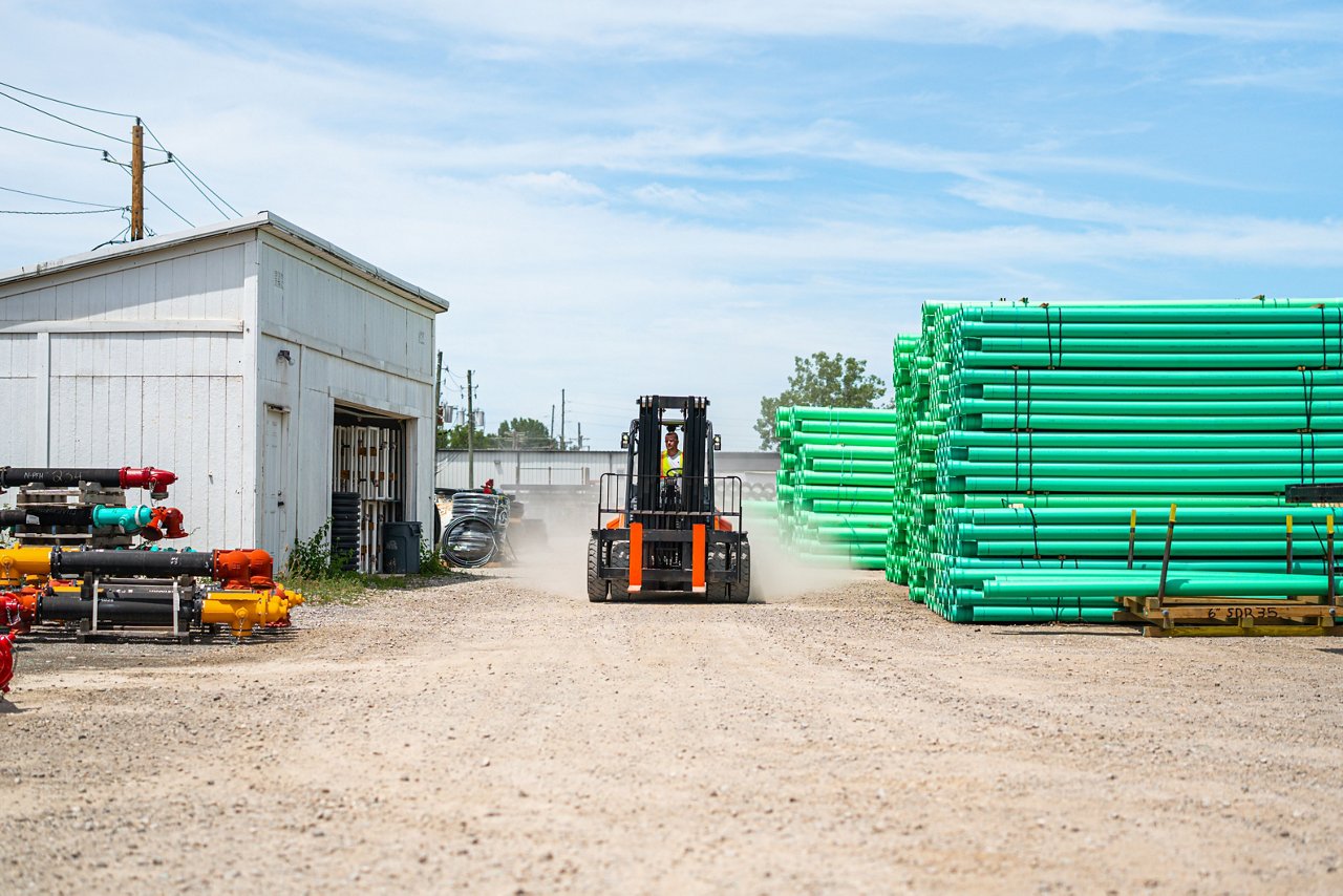 Integrated Large Electric Pneumatic forklift used in outdoor rugged environment