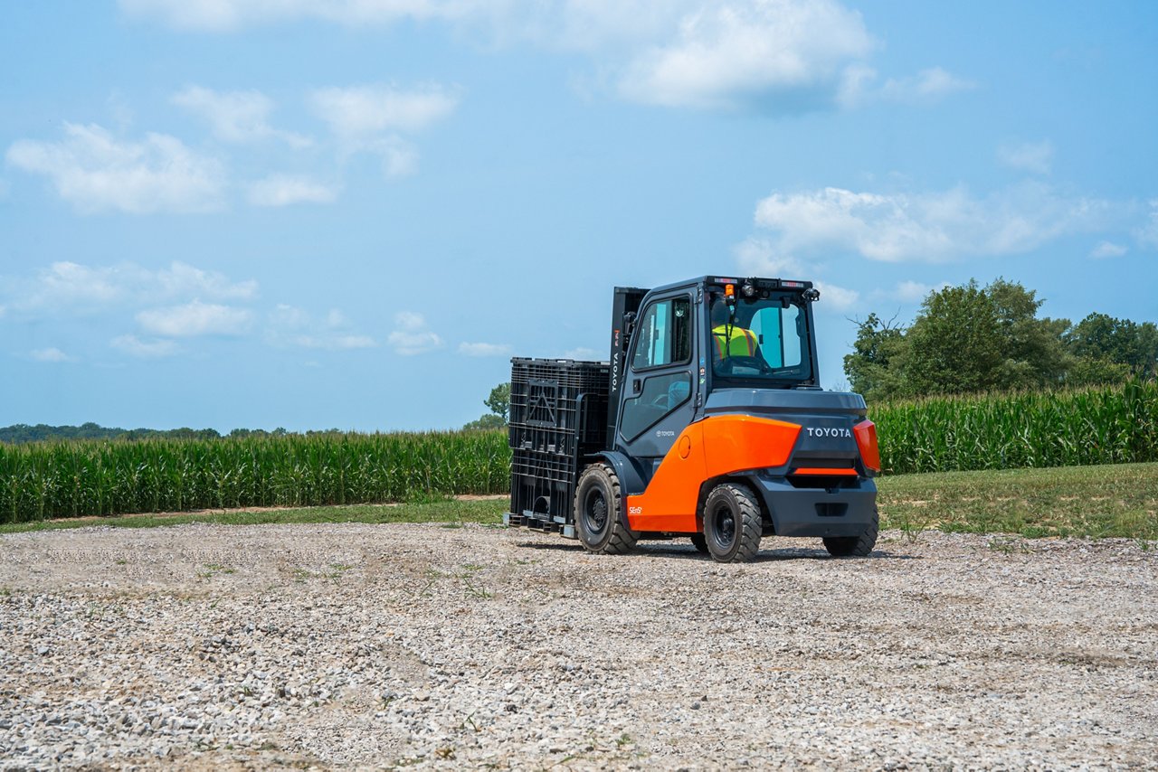 Integrated Mid Electric Pneumatic Forklift in outdoor environment