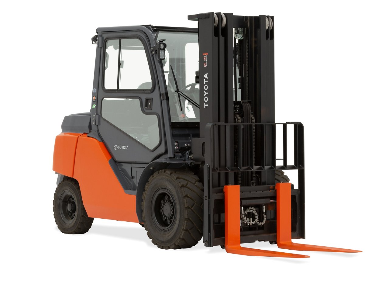 Image en studio d'un grand chariot élévateur électrique intégré orange et noir avec les fourches inclinées en diagonale vers l'avant pour montrer le profil droit du camion