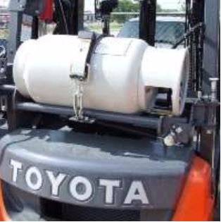 Primer plano de la carretilla elevadora Toyota con un tanque de LP atado en la parte delantera