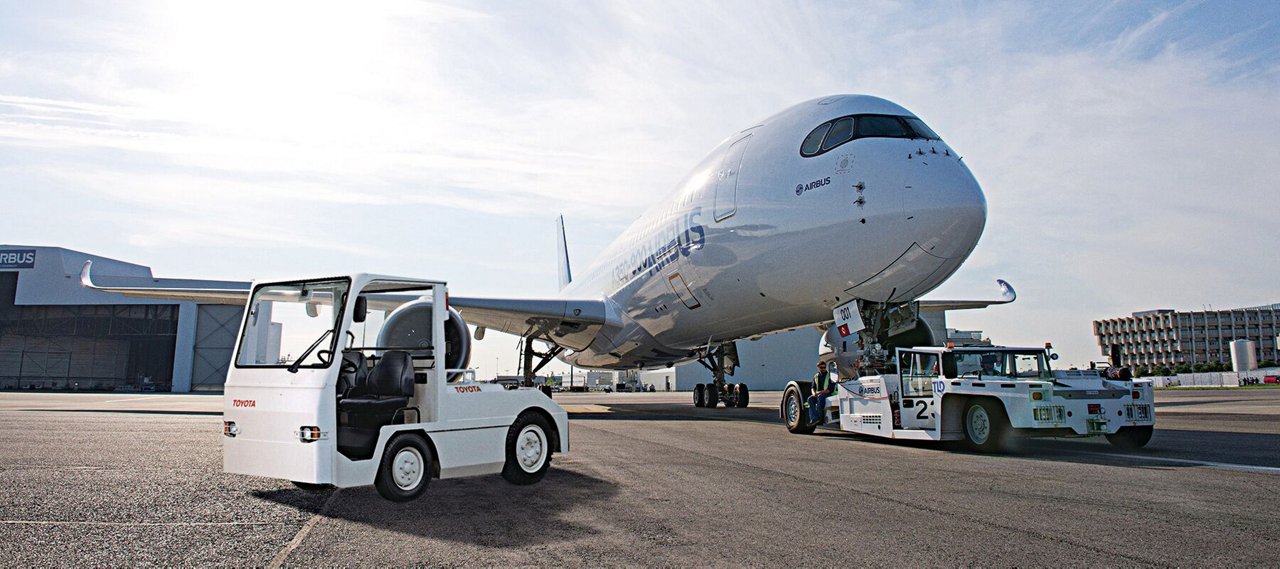 Grand tracteur de remorquage avec avion