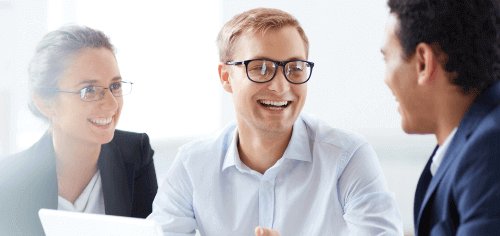 2 hombres de negocios y 1 mujer de negocios sonriendo y hablando 