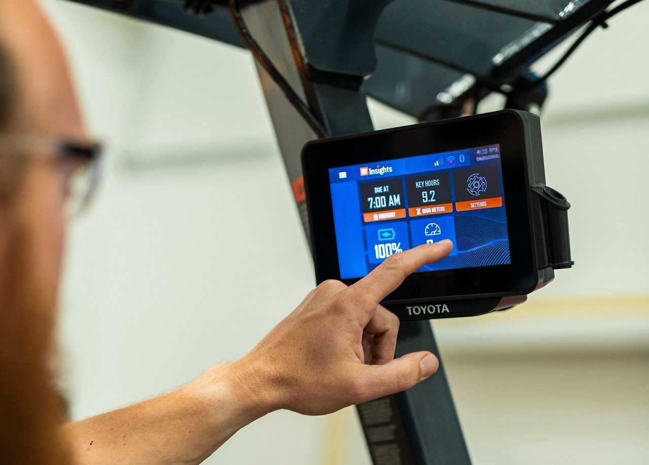 Pantalla azul de MyInsights® en la carretilla elevadora con información como la duración de la batería y otros indicadores clave