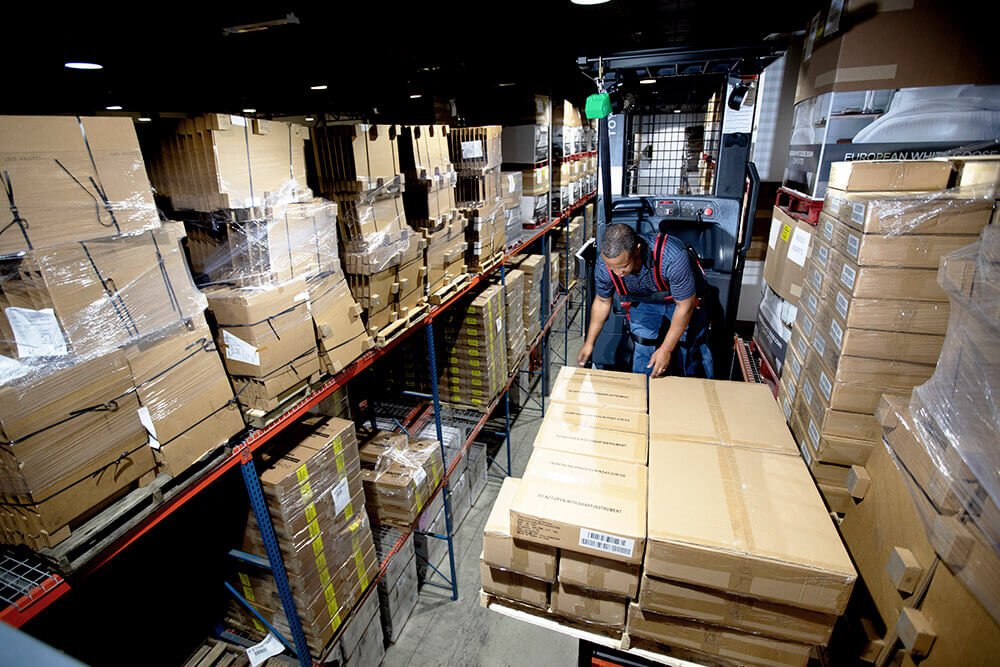 Carretilla elevadora Toyota Order Picker en almacén 