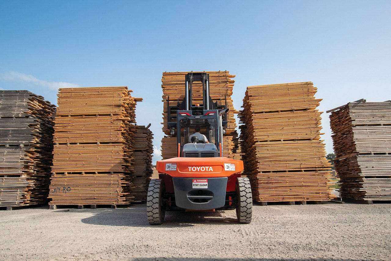 Paletas de madera de alta pila que transportan IC neumático de núcleo de alta capacidad en patio lumbar al aire libre