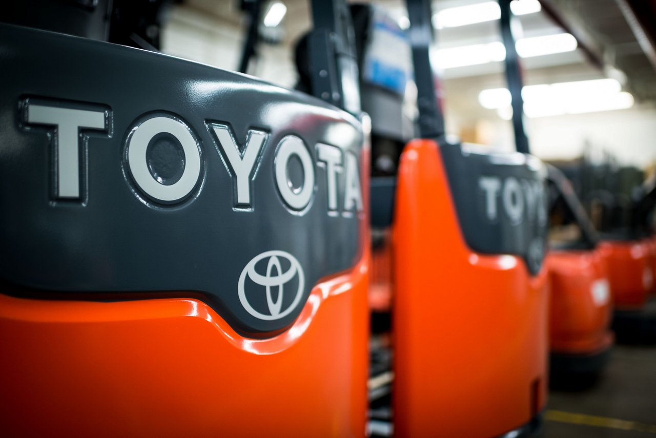 Primer plano de la marca Toyota en una carretilla elevadora 