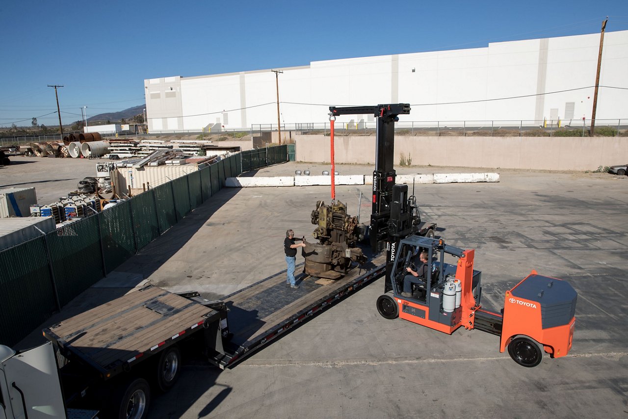 Carretilla elevadora de distancia entre ejes ajustable de alta capacidad de Toyota en el trabajo en el lote de carga al aire libre 