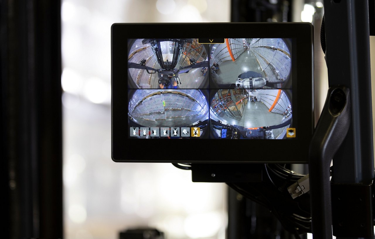 Multifunction Controls of the Close-Up Retractable Mobile Cart