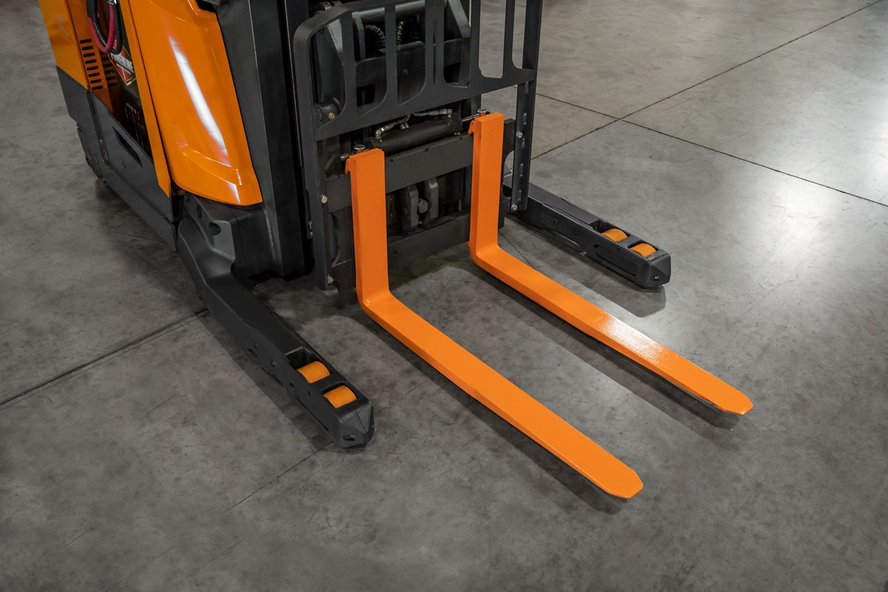 High-capacity retractable forks Closed base legs