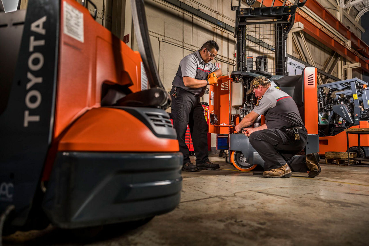 Techniciens Toyota travaillant sur un chariot élévateur