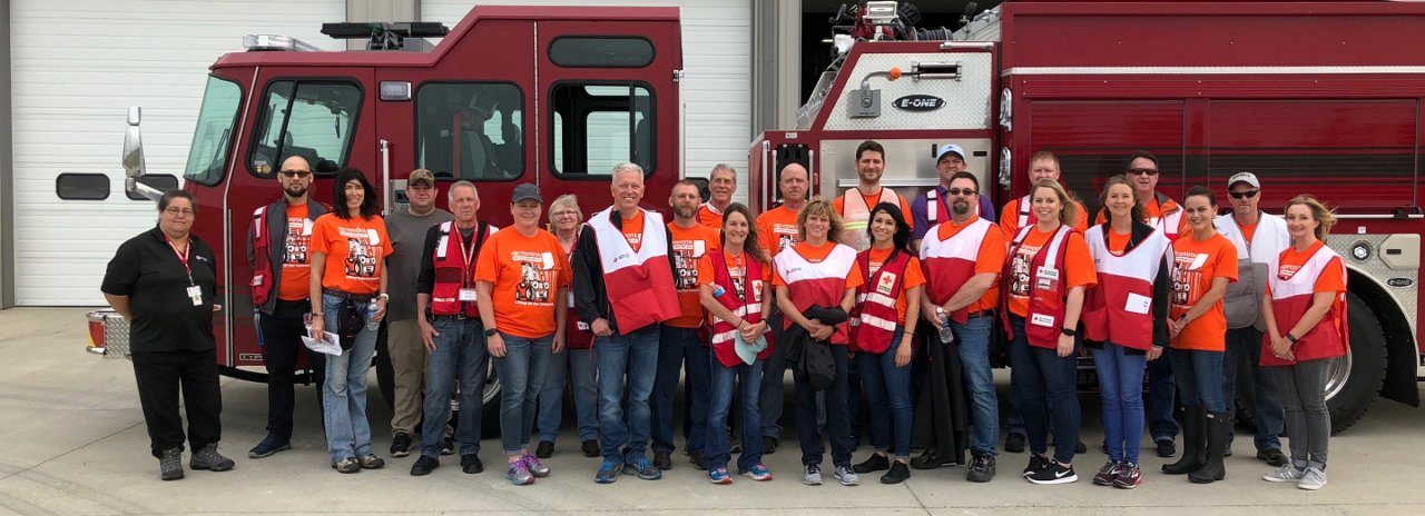 equipo de voluntarios de la Cruz Roja Americana