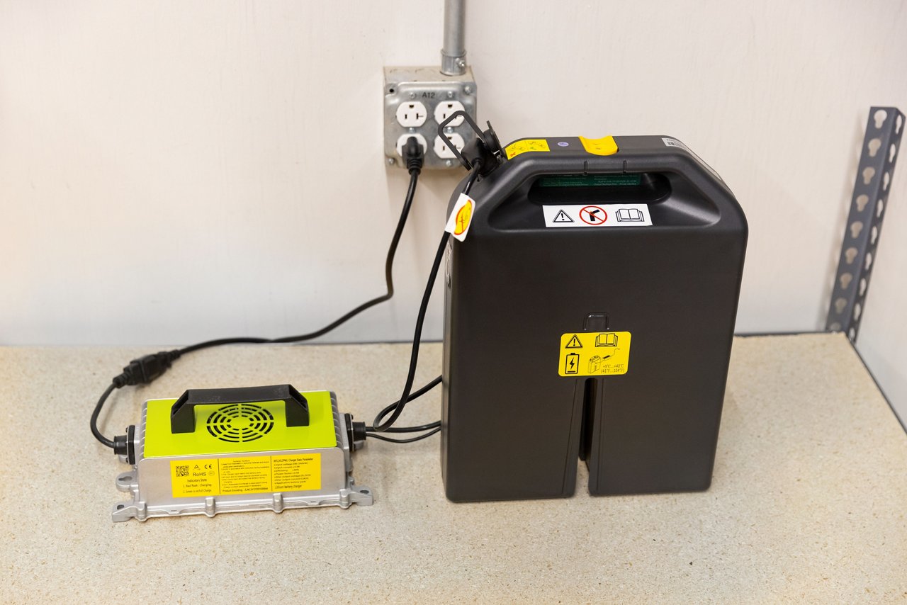 Tora-Max Compact Electric Walkie Close-up Battery 14