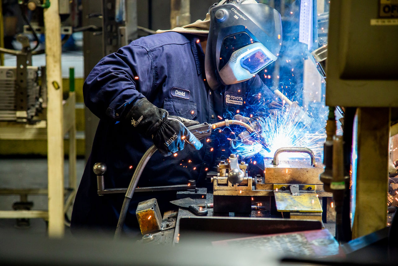 Toyota Welding Associez-vous avec un casque de sécurité pour souder une pièce d’équipement