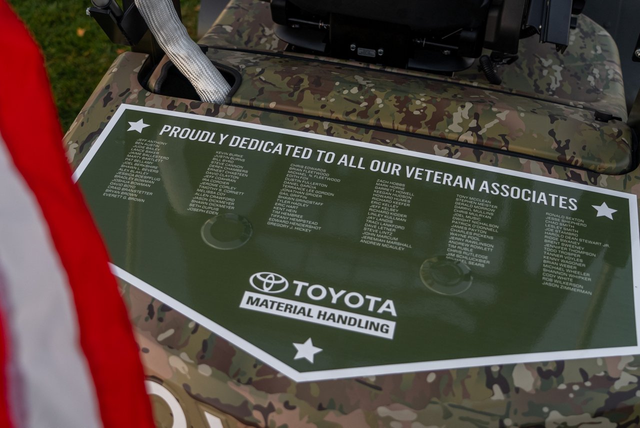 Carretilla elevadora dedicada a veteranos de Toyota que muestra los nombres de los empleados veteranos