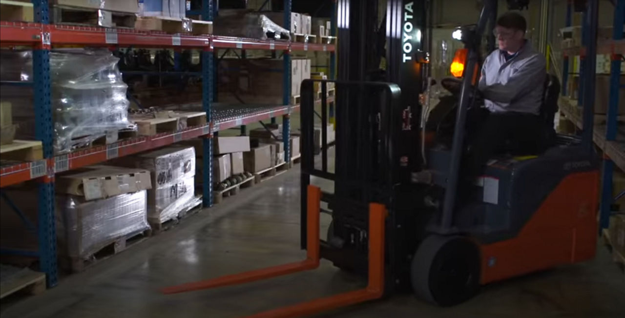 Forklifts Loading & Unloading Applications | Toyota Forklifts