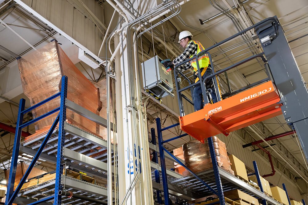 Elevador de mástil vertical levantado para arreglar algo