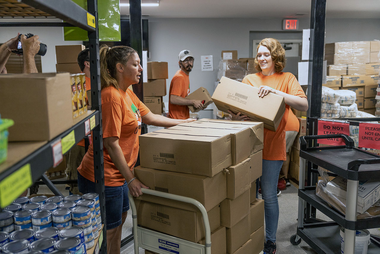 Empleados de Toyota voluntarios en la despensa de alimentos de Anchor House