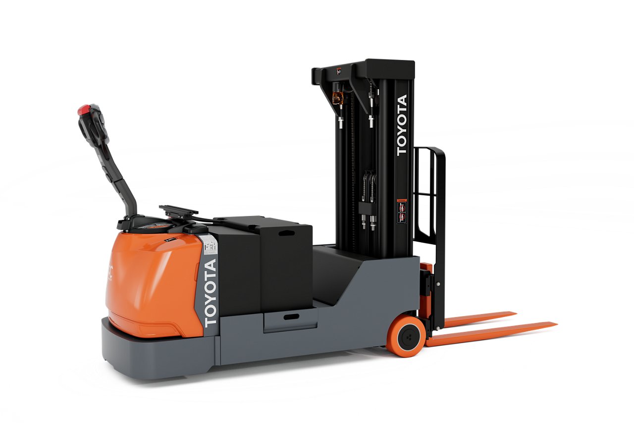 Una foto de estudio de Toyota Counterbalance Stacker con fondo blanco