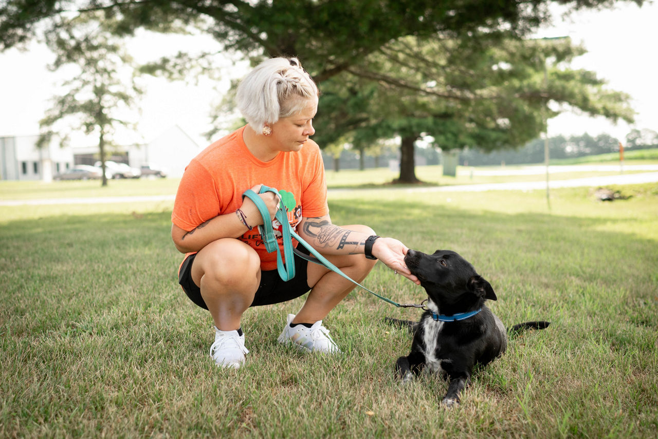 Un employé de TMH fait du bénévolat à la Humane Society