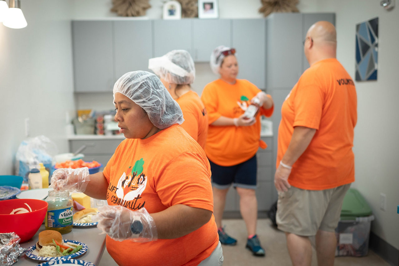 4 empleados de TMH voluntarios en Just Friends