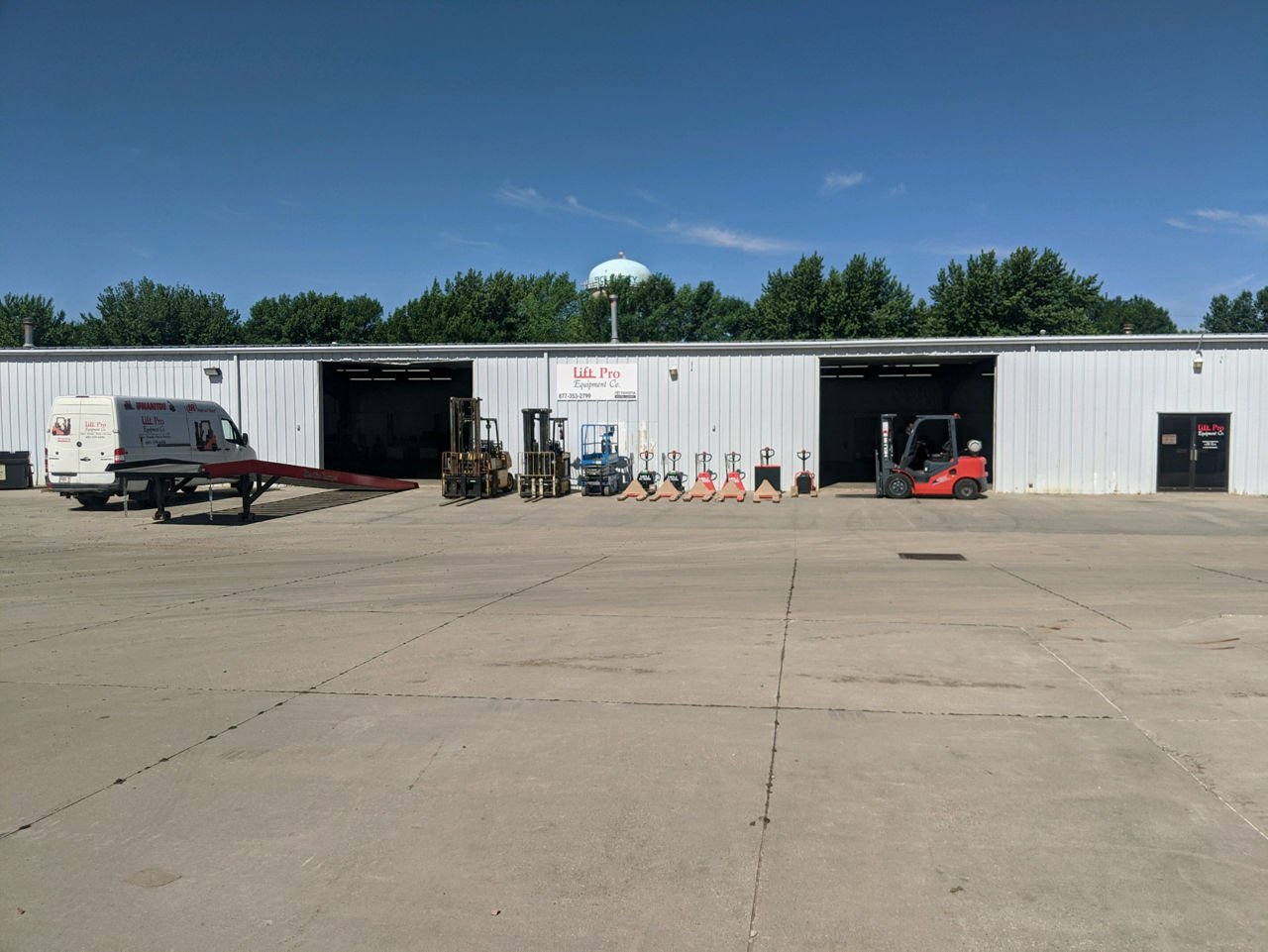 Image of a grey building in Sioux City 