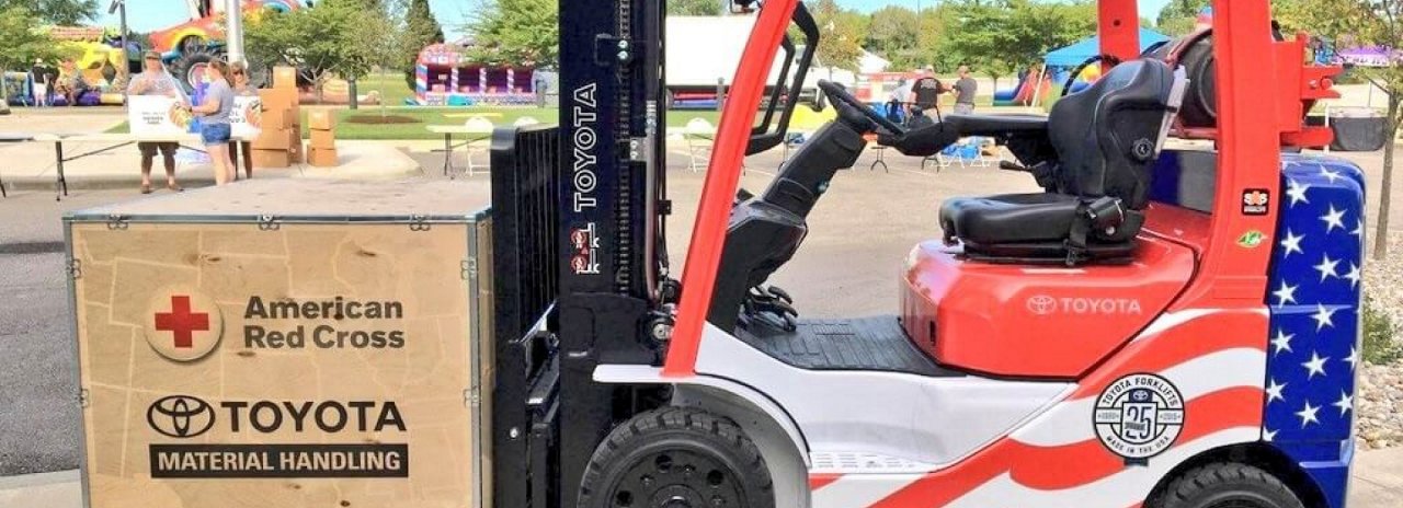 Carretilla elevadora del 4 de julio de la Cruz Roja de Toyota estacionada afuera