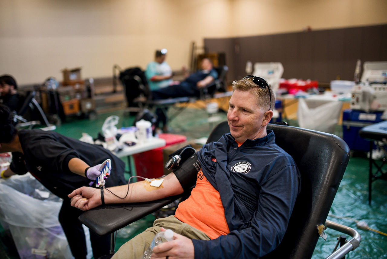 Empleado de TMH dona sangre para la Cruz Roja