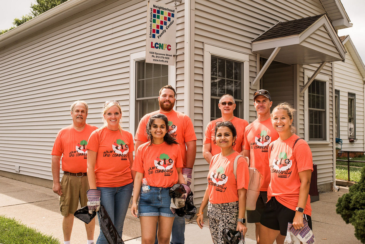 Empleados de TMH sonriendo mientras se ofrecen como voluntarios juntos