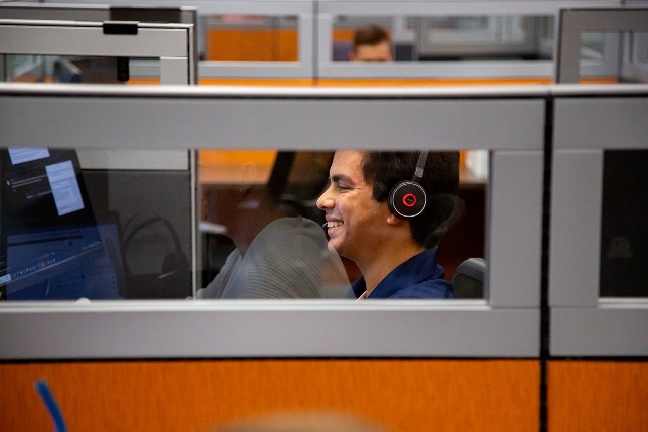 Employé de bureau Toyota souriant à travers une vitre