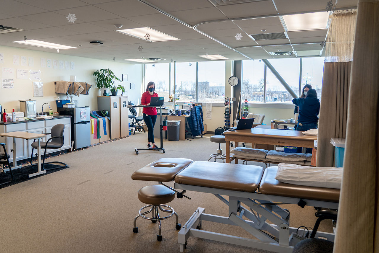 Salle d’entraînement physique Toyota. kinésithérapeute assistant le patient