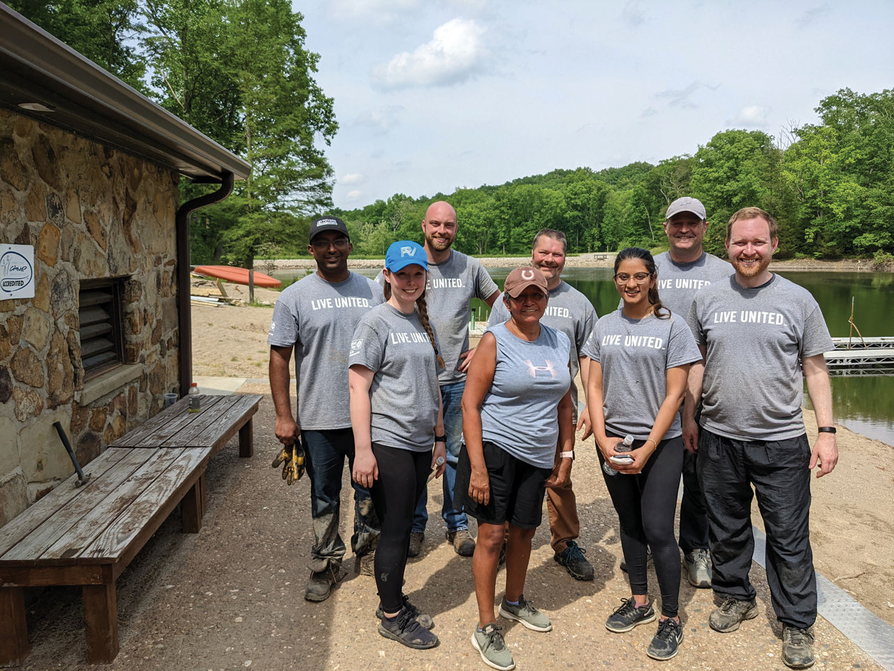 Empleados de Toyota se ofrecen como voluntarios con United Way